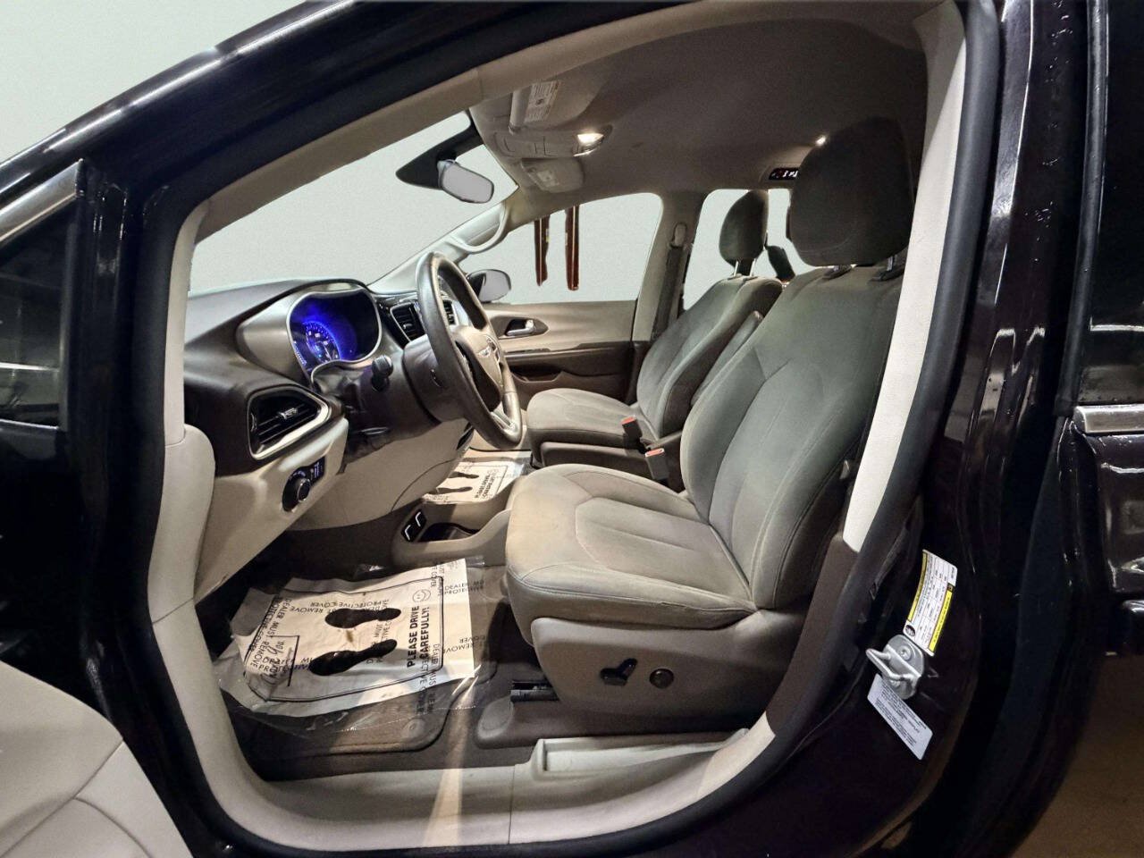 Used 2017 Chrysler Pacifica Touring FWD image 13