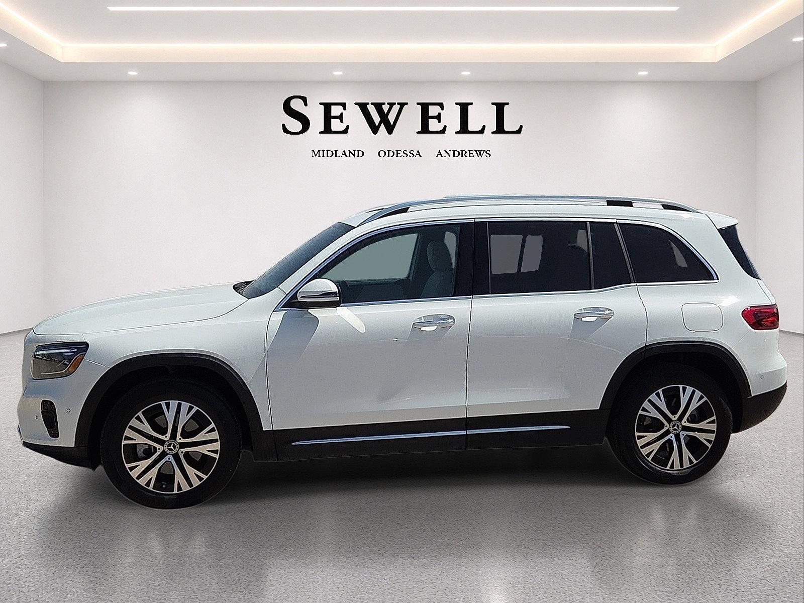 Used 2024 Mercedes-Benz GLB 250 image 2