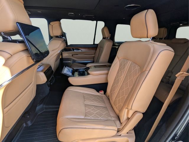 Used 2022 Jeep Grand Wagoneer Series III w/ Rear Seat Video Group 1 AWD/4WD image 13