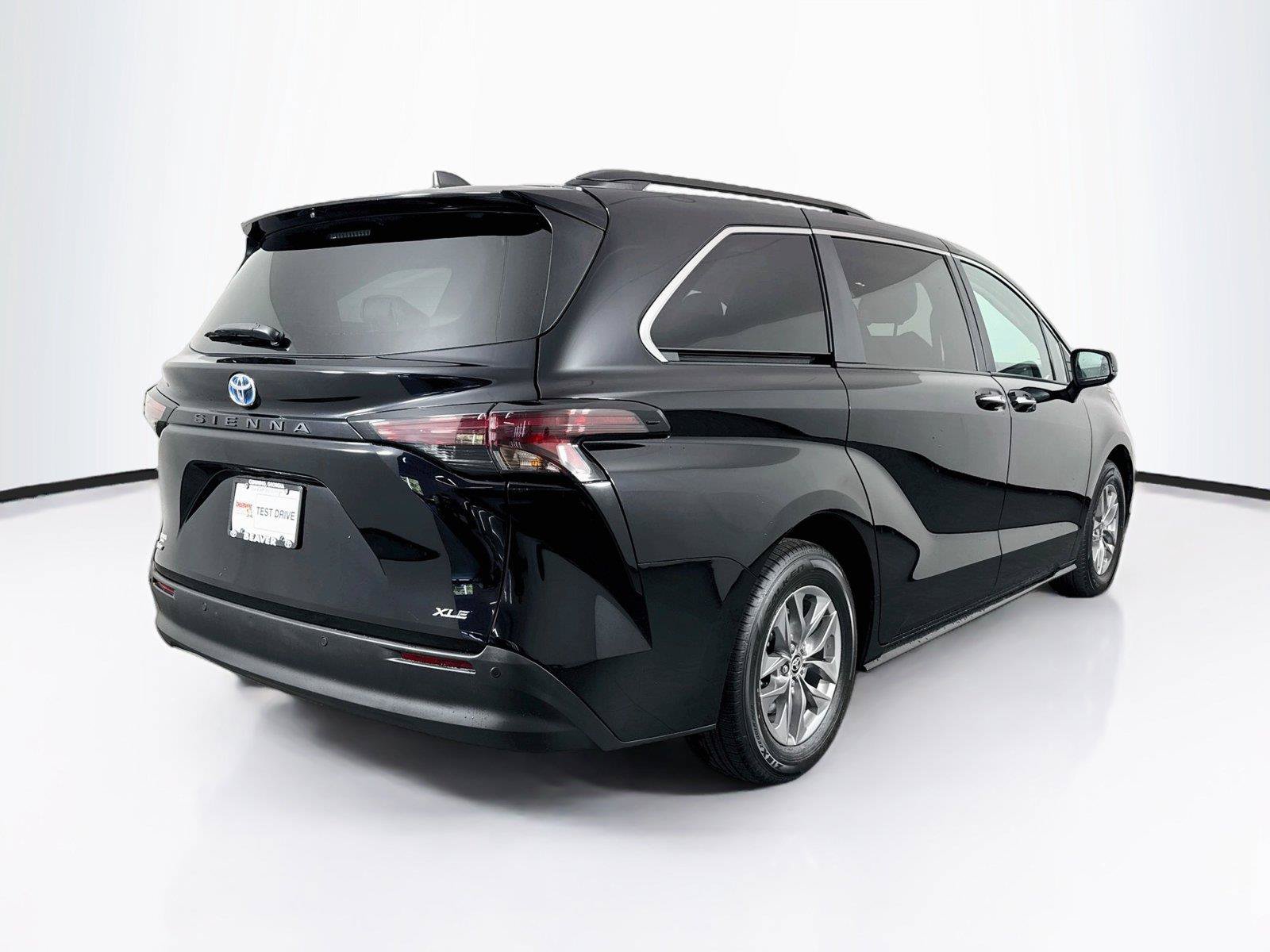 Certified 2025 Toyota Sienna XLE FWD image 2