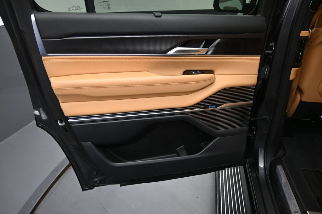 Used 2025 Jeep Grand Wagoneer Series III w/ Rear Seat Video Group 1 AWD/4WD image 21