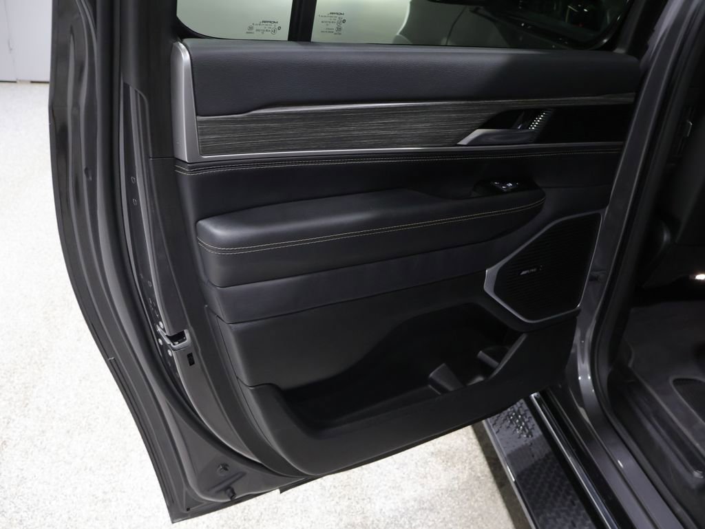 Used 2024 Jeep Wagoneer L Series III w/ Flexible Seating Group image 18