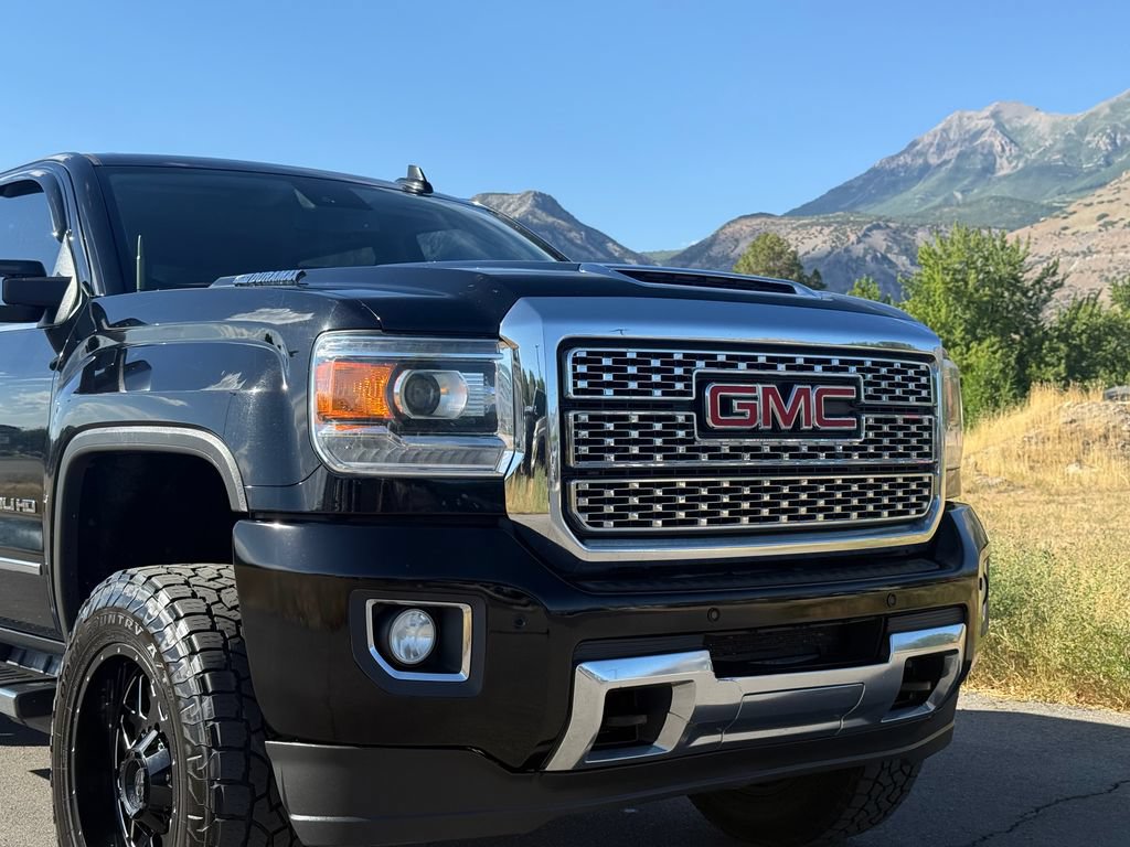 Used 2018 GMC Sierra 3500 Denali w/ Suspension Package, Off-Road AWD/4WD image 16