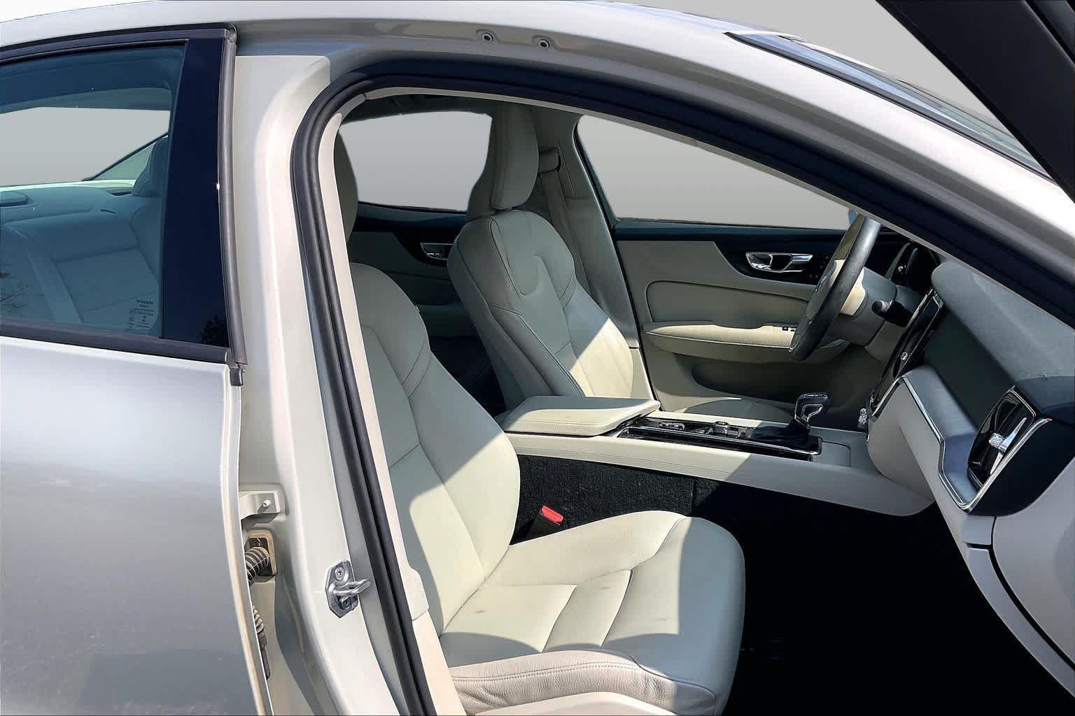 Used 2020 Volvo S60 T5 Momentum FWD image 8