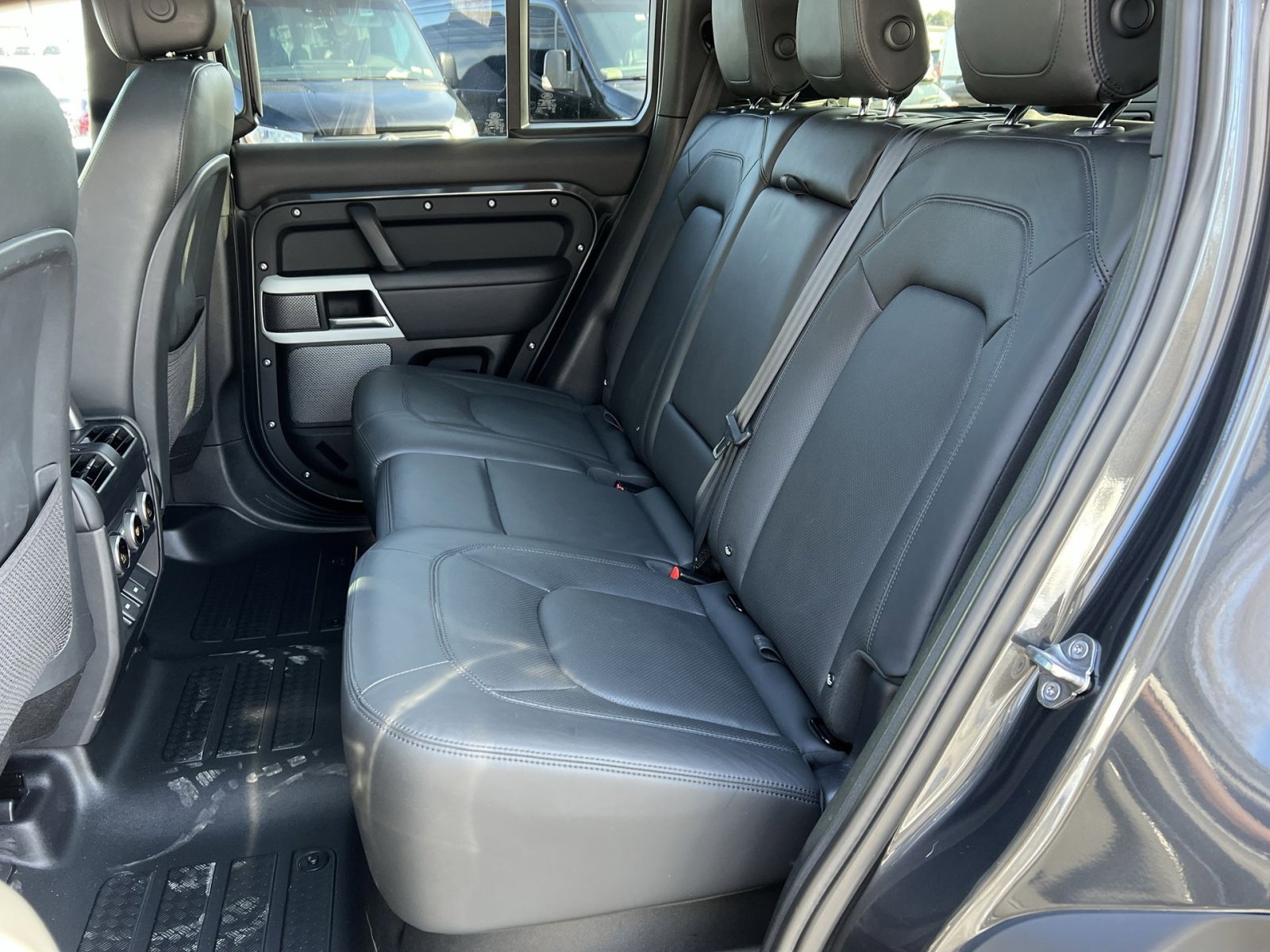 Used 2024 Land Rover Defender 110 SE image 23