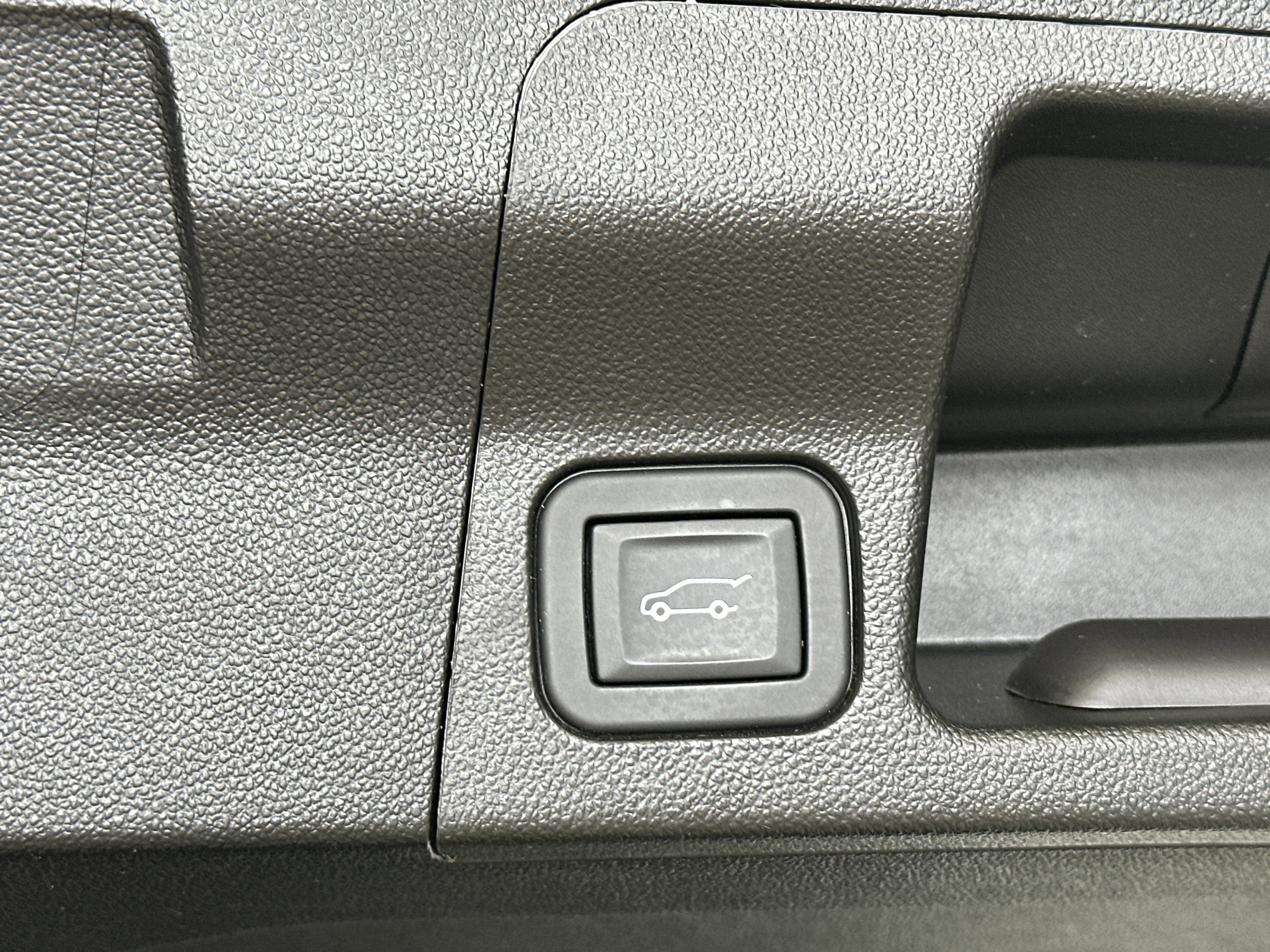 Used 2023 GMC Acadia SLE w/ Driver Convenience Package image 16