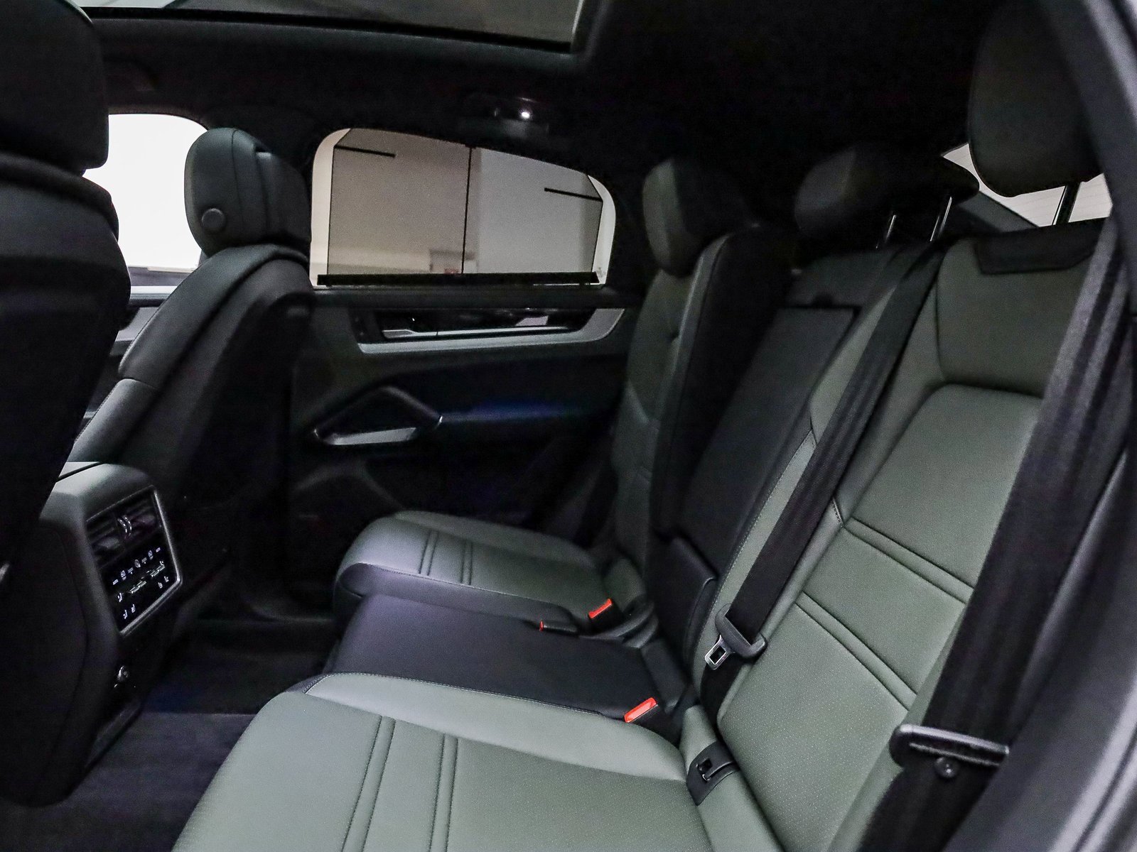 Used 2025 Porsche Cayenne S image 23