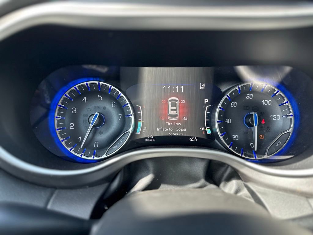 Used 2023 Chrysler Pacifica Touring-L image 10