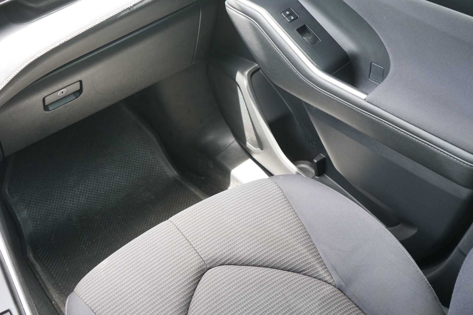 Used 2021 Toyota Highlander L FWD image 23