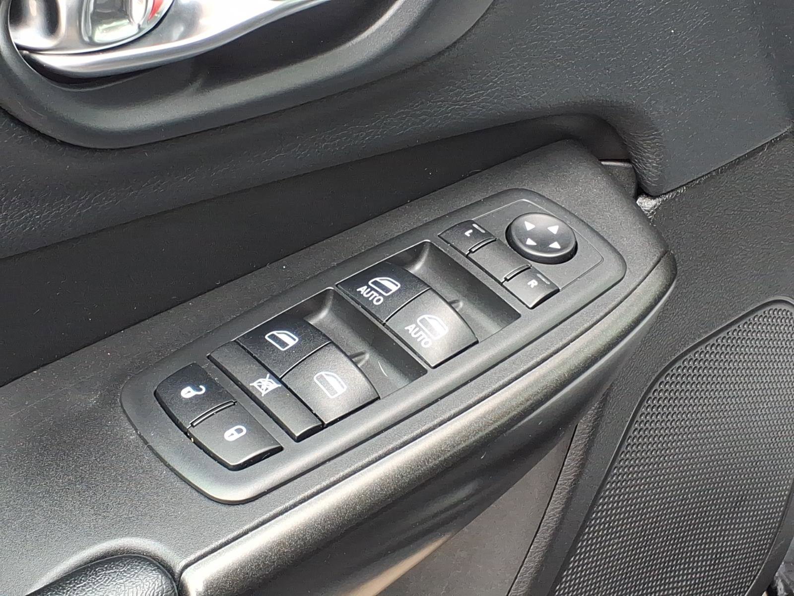 Used 2019 Jeep Cherokee Trailhawk AWD/4WD image 16