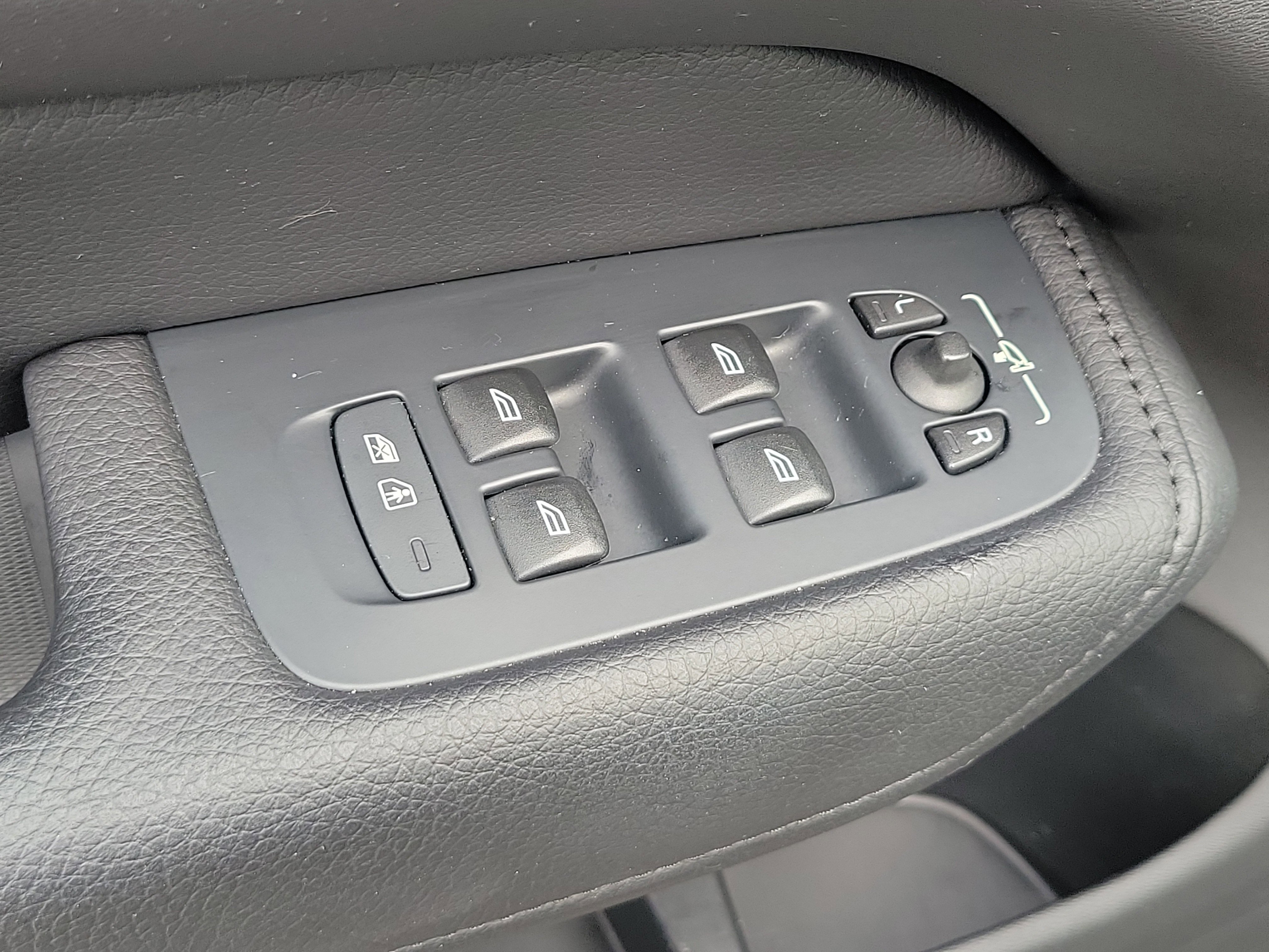 Used 2021 Volvo XC60 T5 Momentum image 18