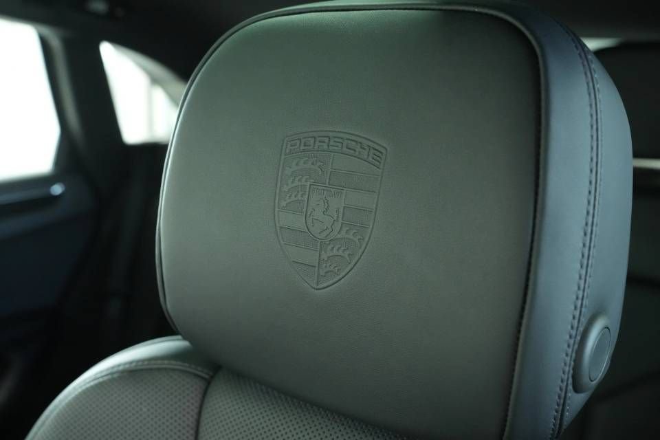 Certified 2025 Porsche Macan AWD/4WD image 34