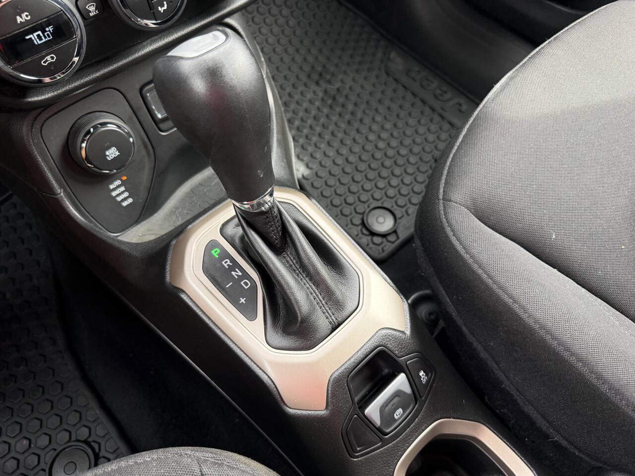 Used 2016 Jeep Renegade Latitude w/ Popular Equipment Group image 30