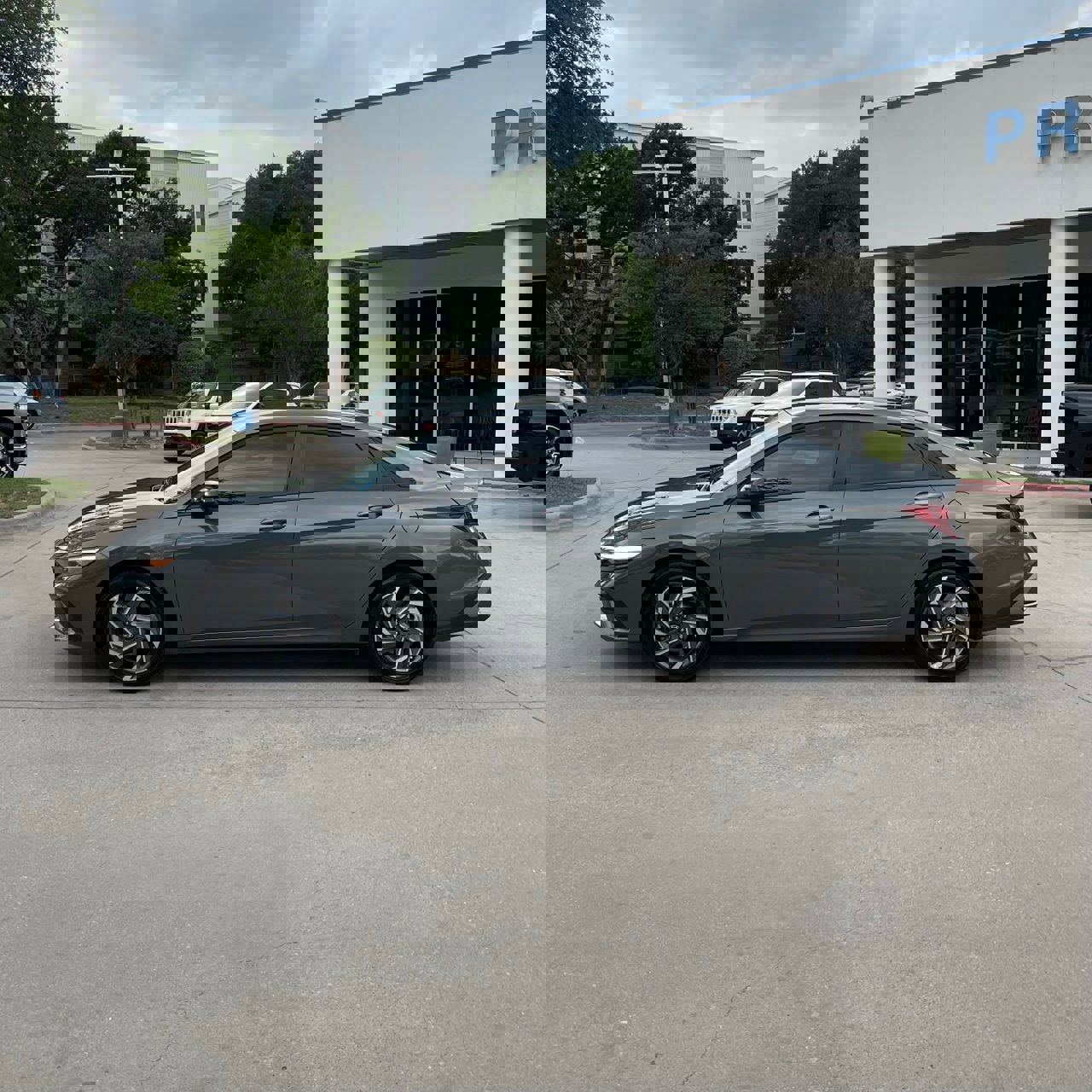 Used 2025 Hyundai Elantra Sport image 3