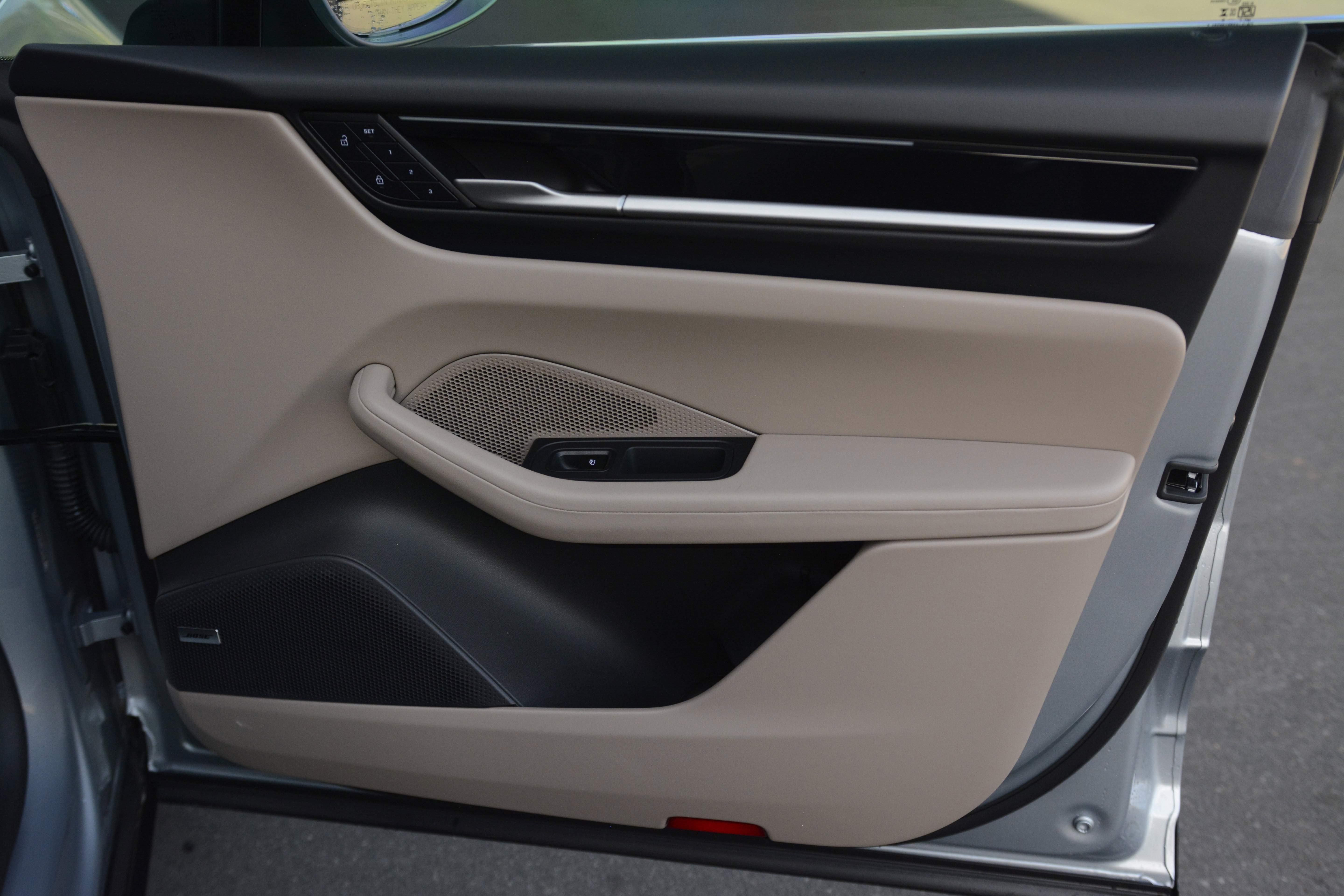 Certified 2025 Porsche Macan 4 Electric image 24