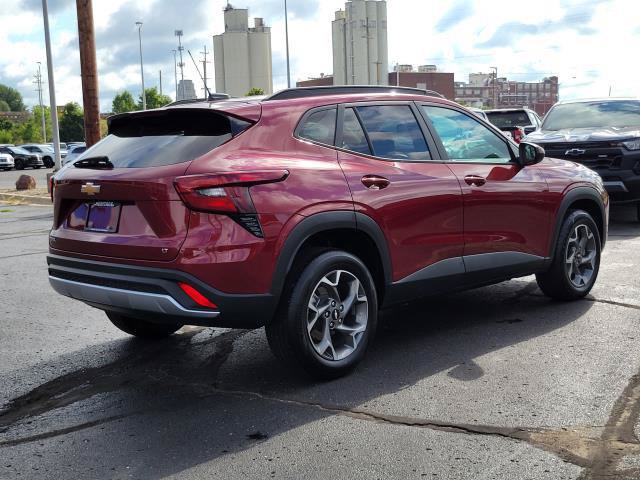 Used 2025 Chevrolet Trax LT FWD image 2