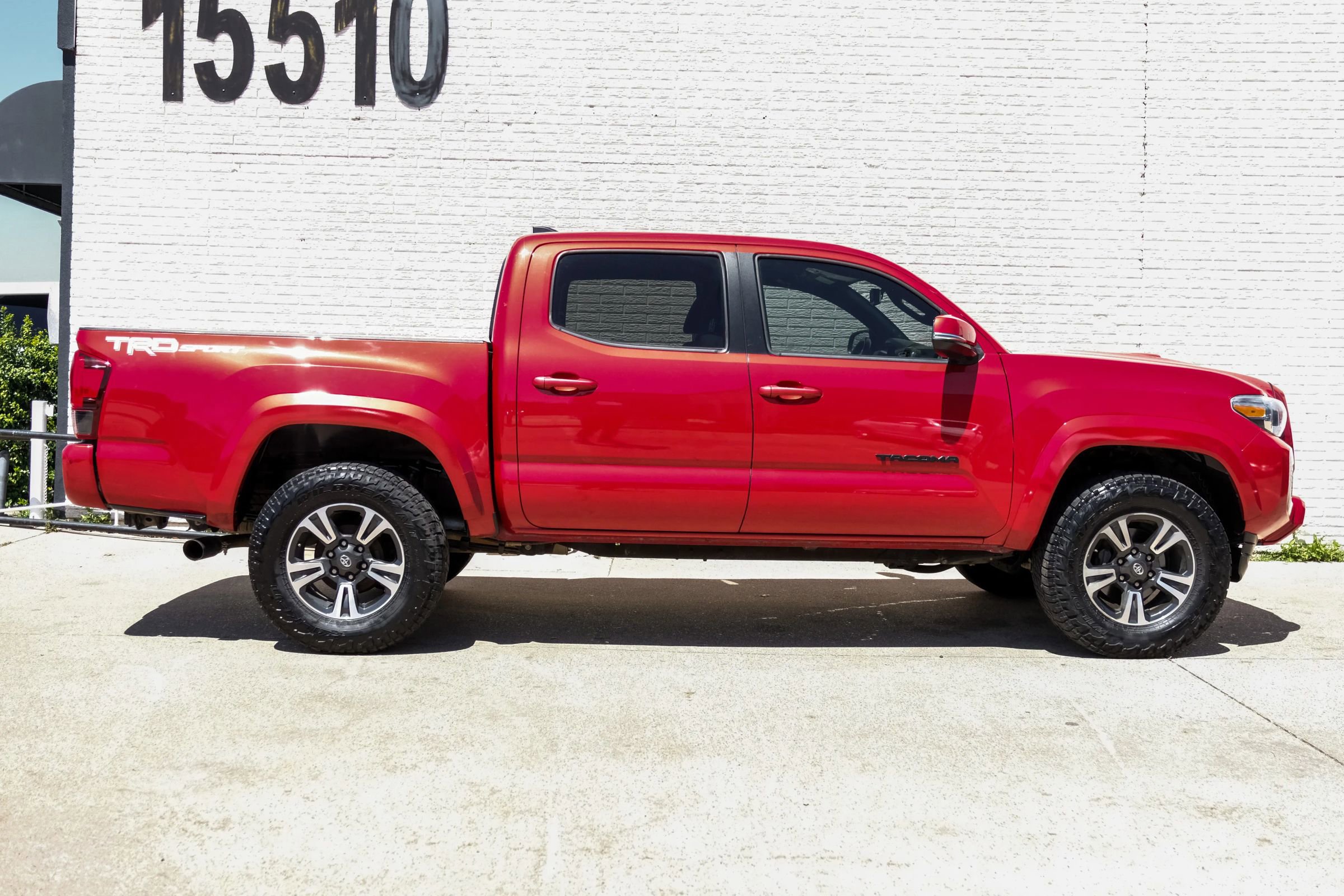 Used 2018 Toyota Tacoma TRD Sport w/ Technology Package RWD image 6