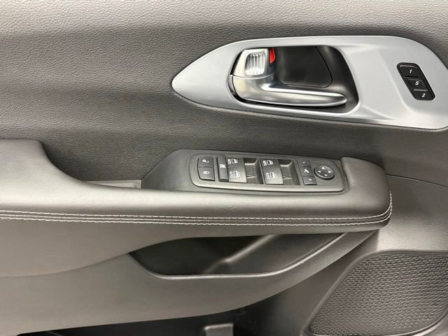 Used 2026 Chrysler Pacifica Limited FWD image 14