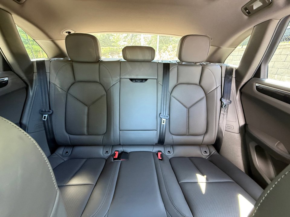 Certified 2024 Porsche Macan AWD/4WD image 24