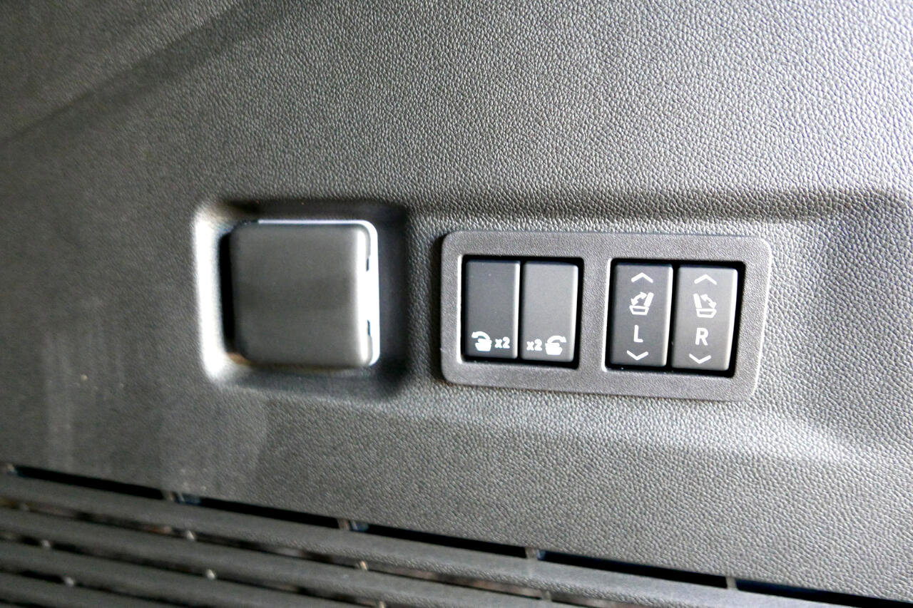 Used 2025 Chevrolet Suburban High Country image 61