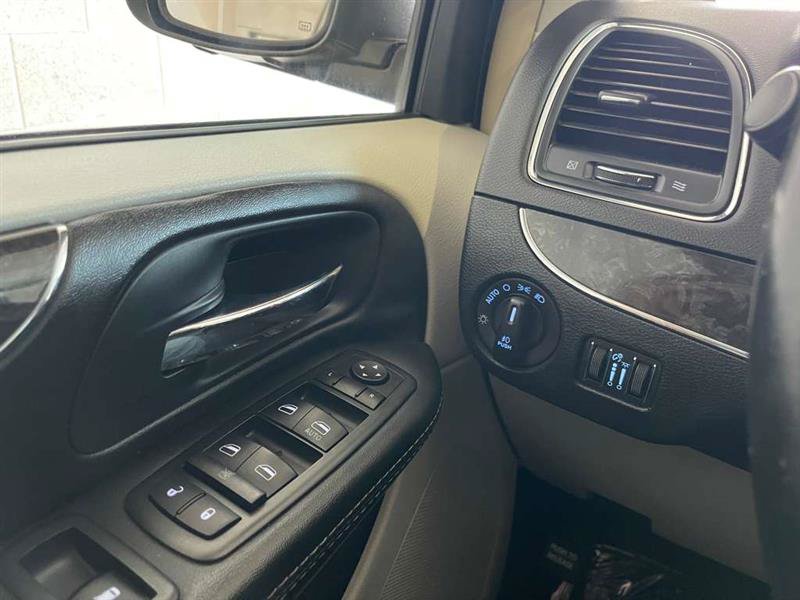 Used 2015 Chrysler Town & Country Touring-L w/ Driver Convenience Group FWD image 90