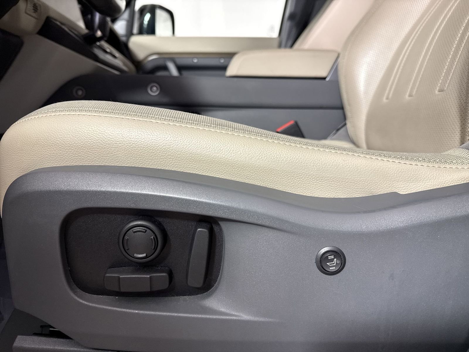 Used 2021 Land Rover Defender 110 SE image 21