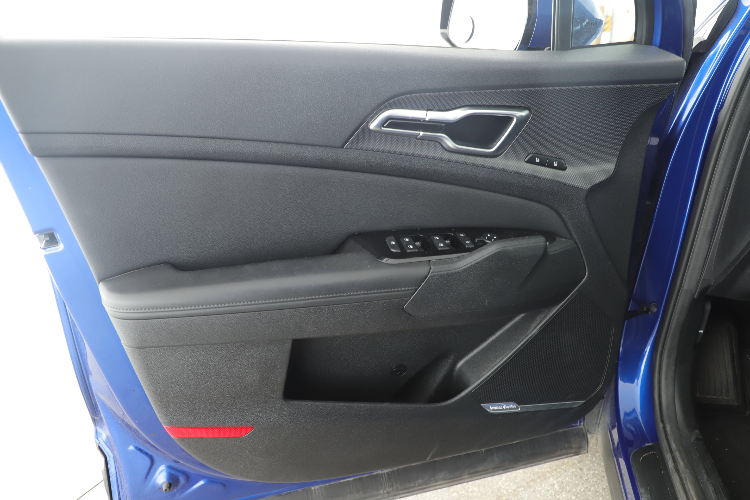 Used 2023 Kia Sportage SX image 4