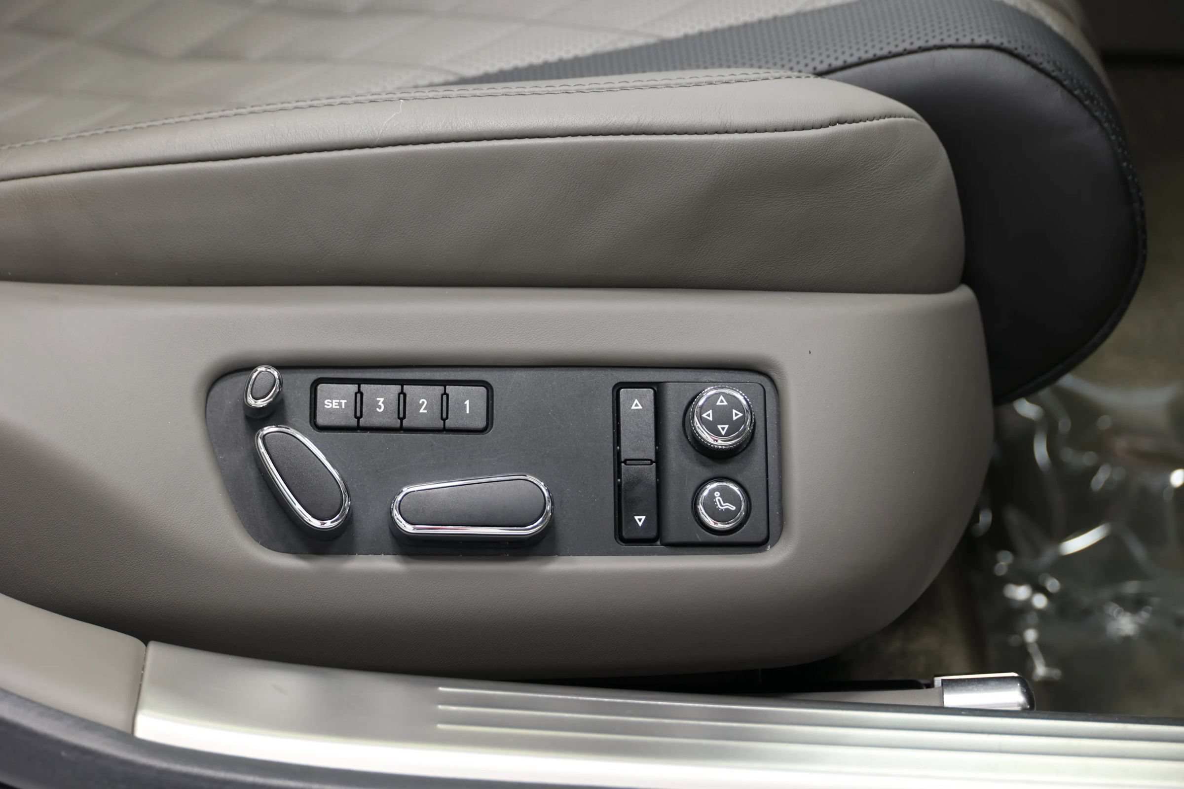 Used 2018 Bentley Flying Spur S W12 AWD/4WD image 92