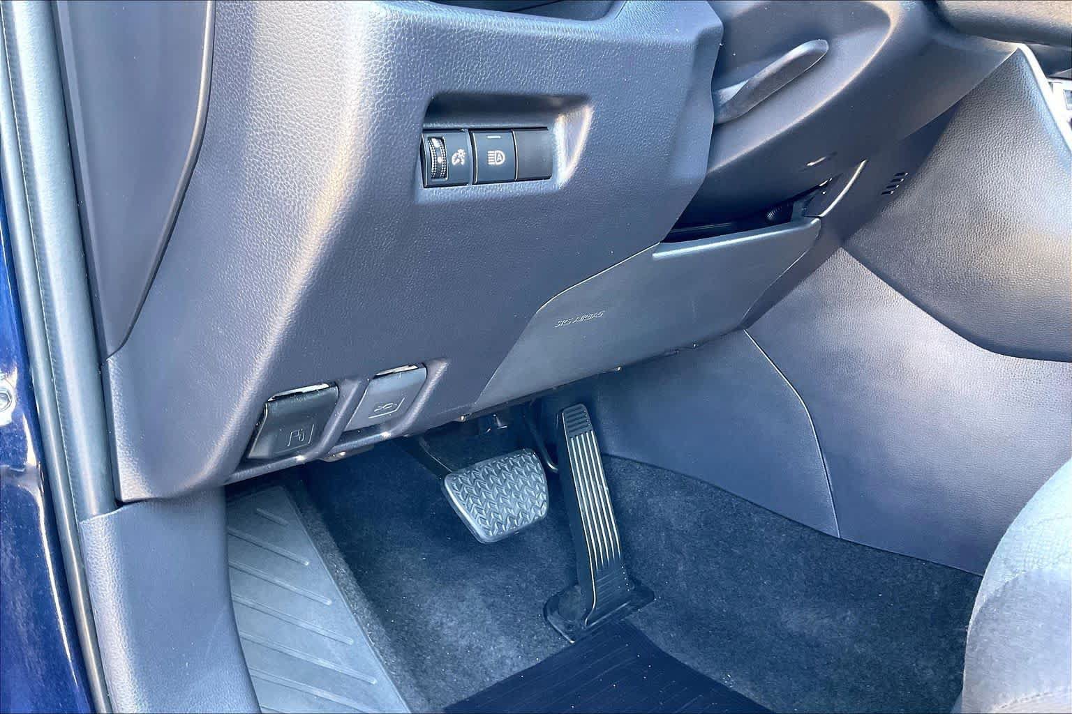 Used 2025 Toyota RAV4 XLE FWD image 28