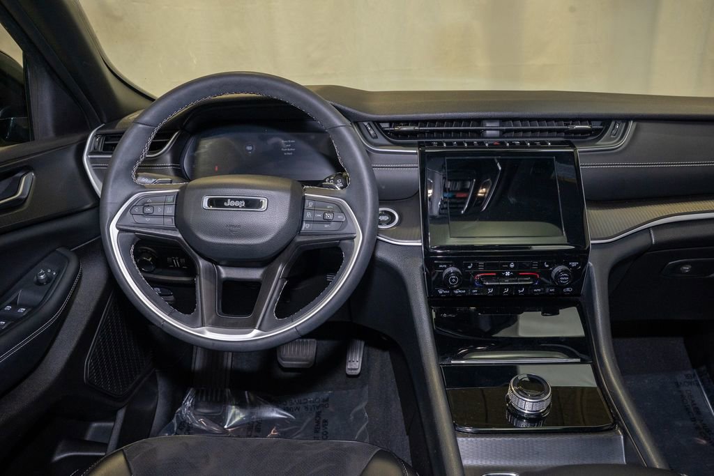 Used 2023 Jeep Grand Cherokee Altitude image 2