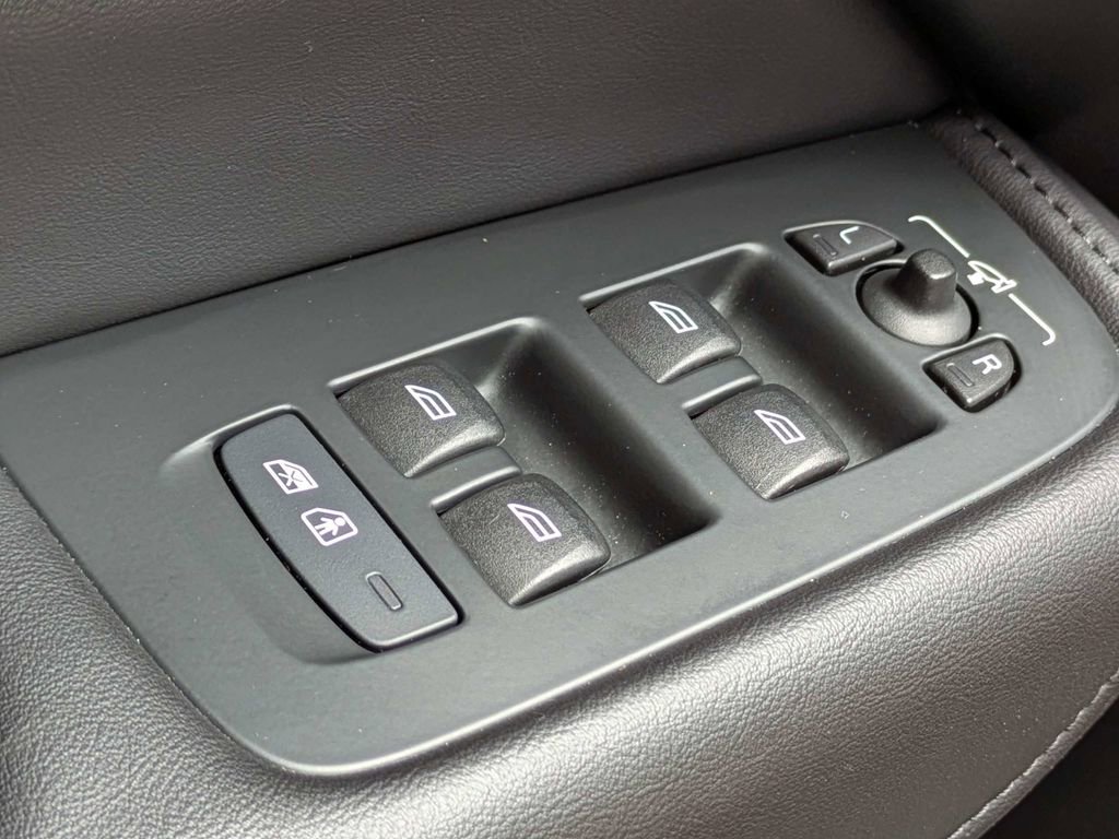 Certified 2023 Volvo XC60 B5 Plus FWD image 24