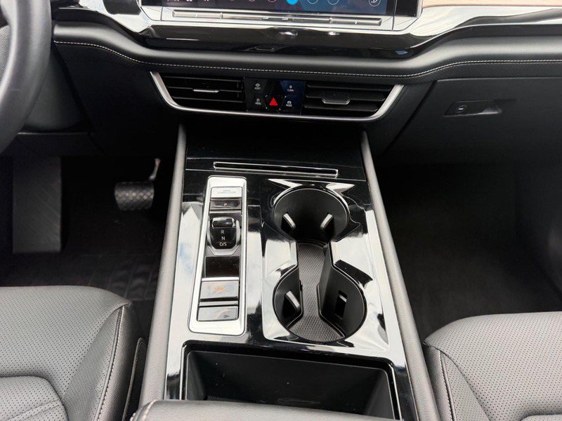 Used 2025 Volkswagen Atlas SE AWD/4WD image 17