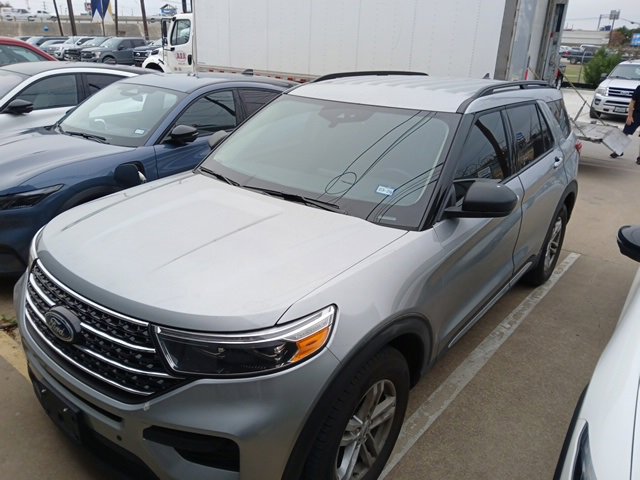 Used 2023 Ford Explorer XLT image 3