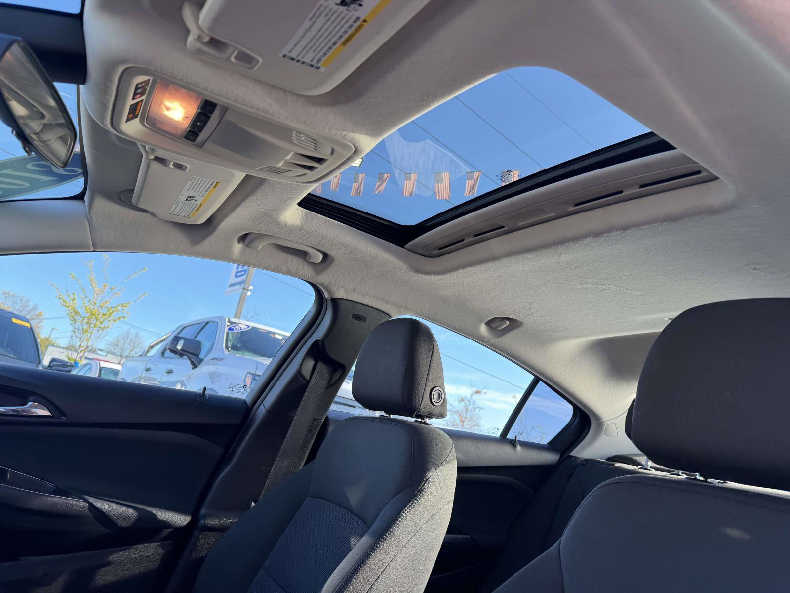 Used 2018 Chevrolet Cruze LT w/ Sun And Sound Package FWD image 11