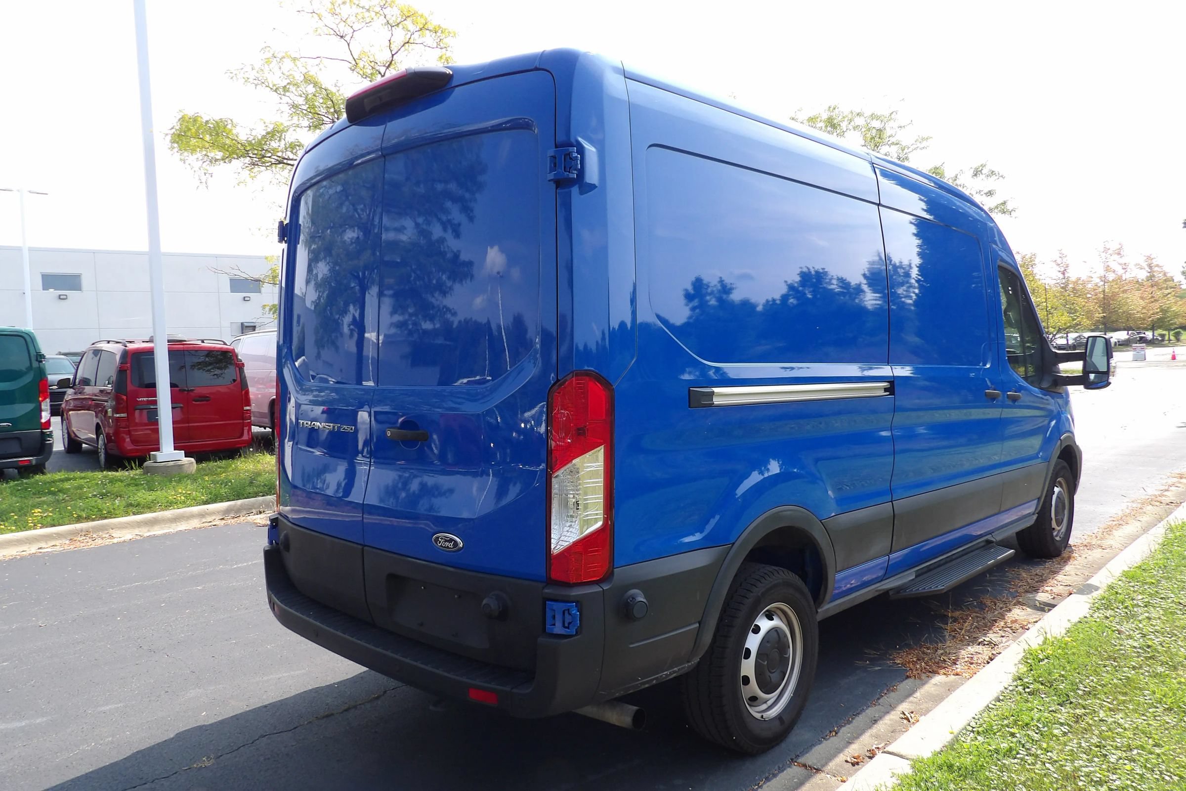 Used 2020 Ford Transit 250 Medium Roof RWD image 4