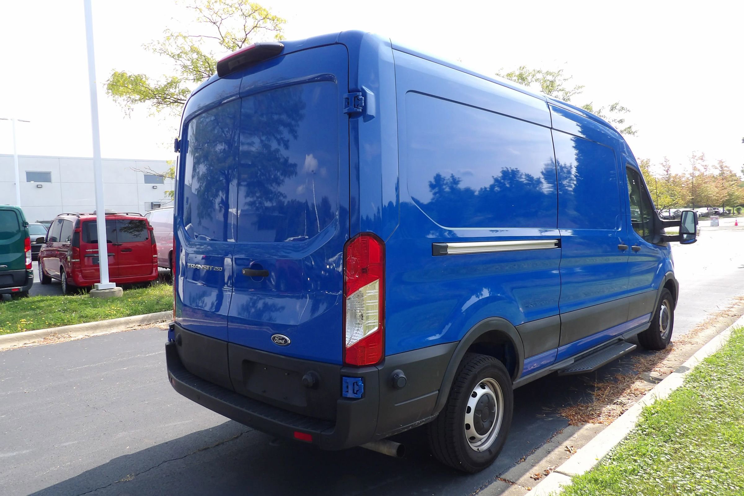 Used 2020 Ford Transit 250 Medium Roof RWD image 4
