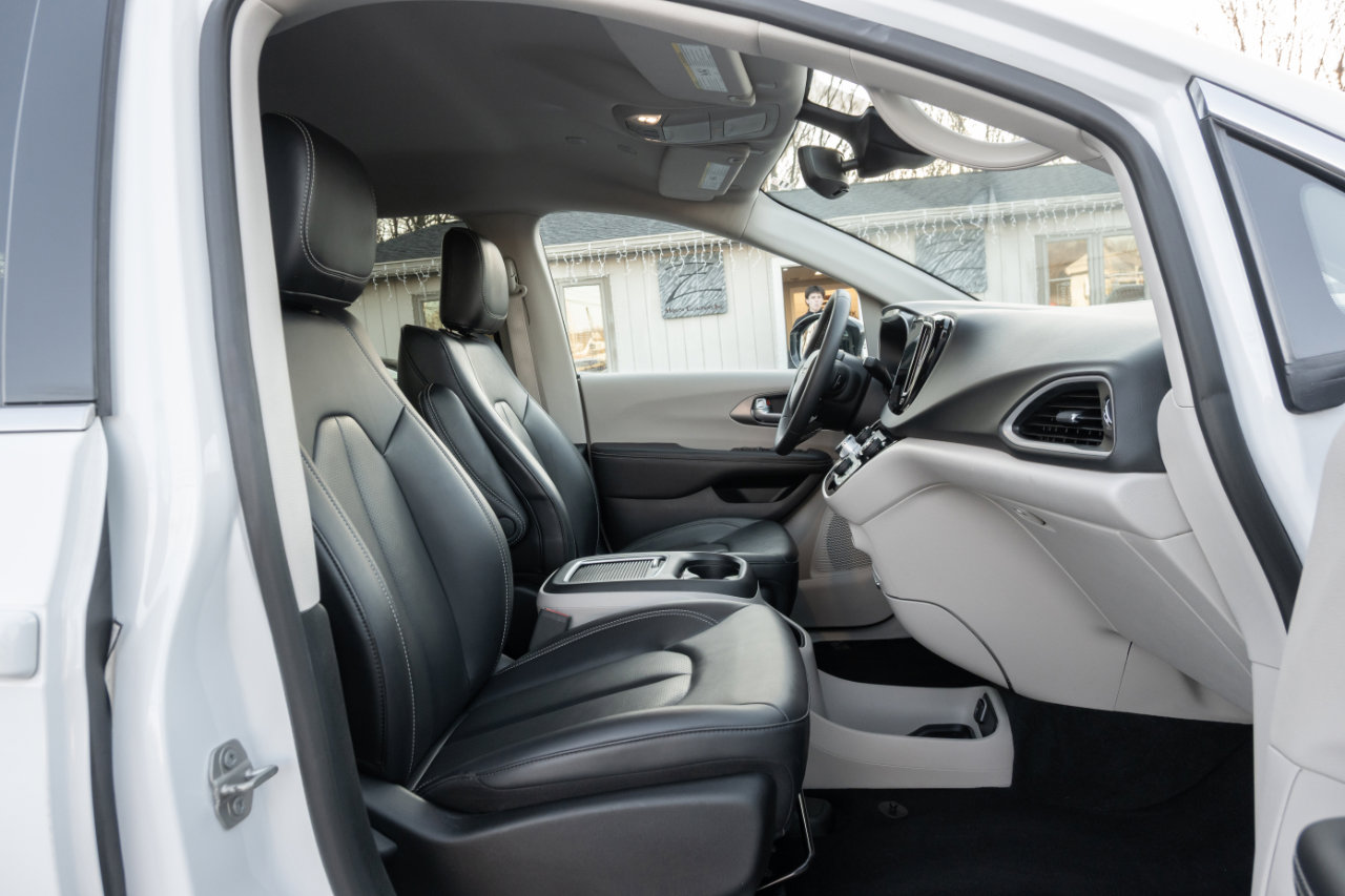 Used 2024 Chrysler Pacifica Touring-L image 37