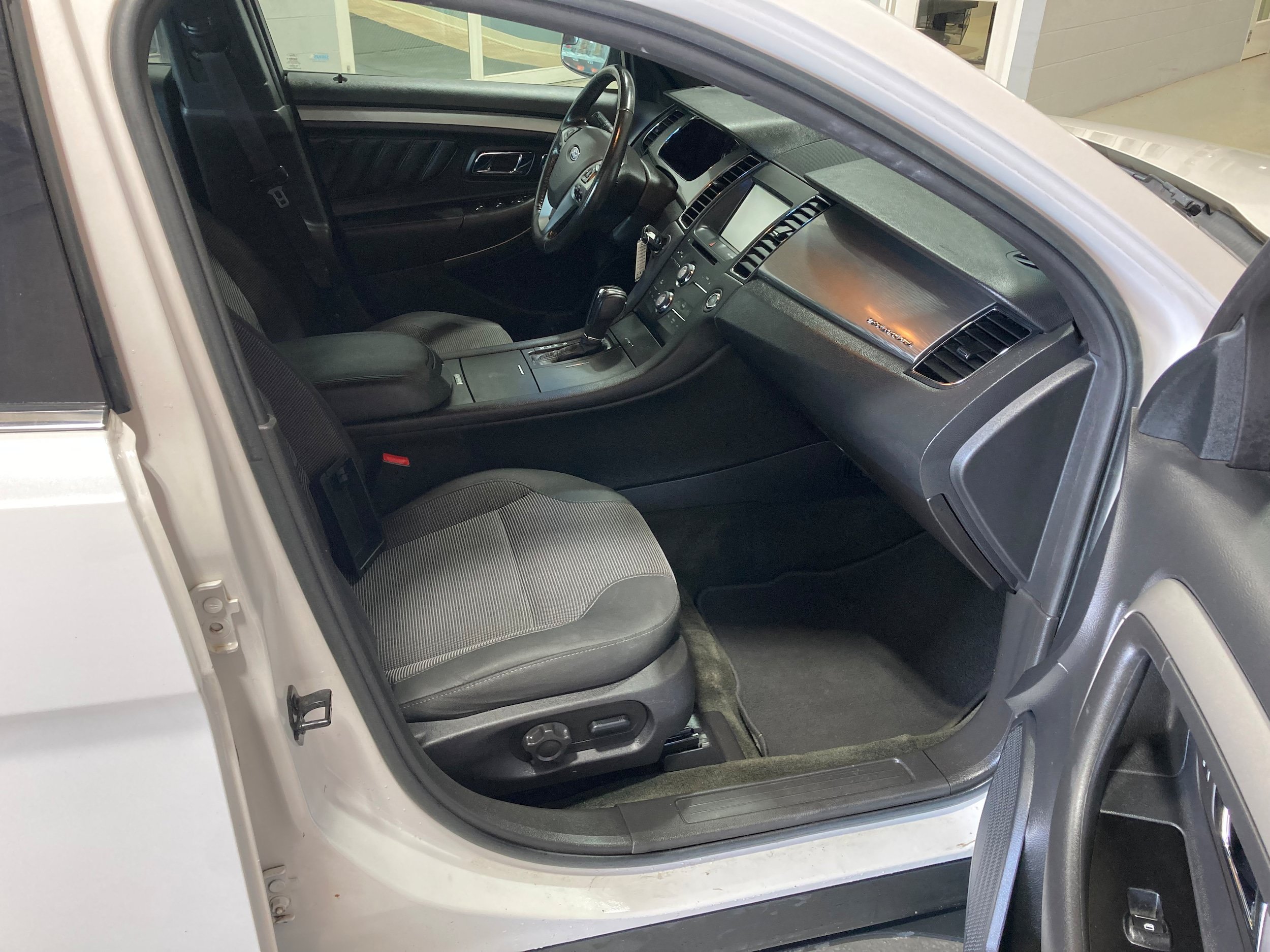 Used 2013 Ford Taurus SEL FWD image 4