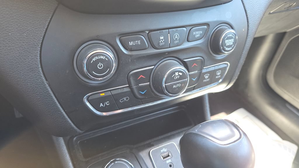 Used 2019 Jeep Cherokee Limited AWD/4WD image 19
