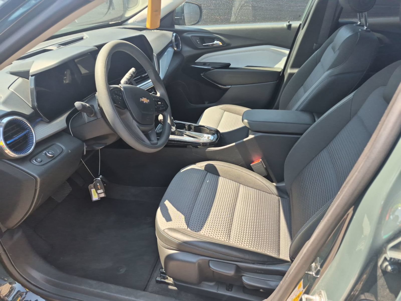 Used 2025 Chevrolet Trax LT FWD image 6