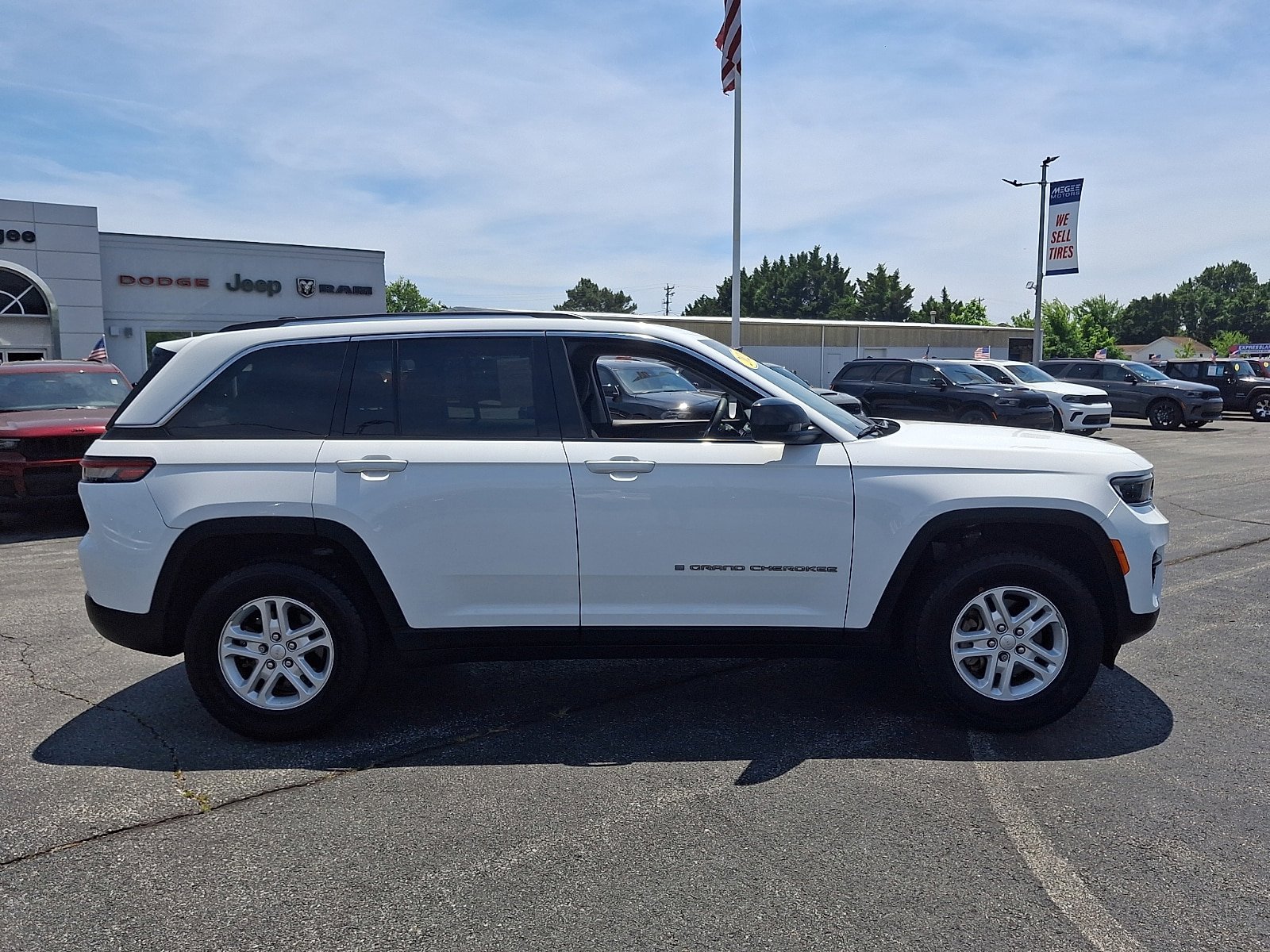 Used 2023 Jeep Grand Cherokee Laredo w/ Trailer Tow Prep Group (B) AWD/4WD image 7