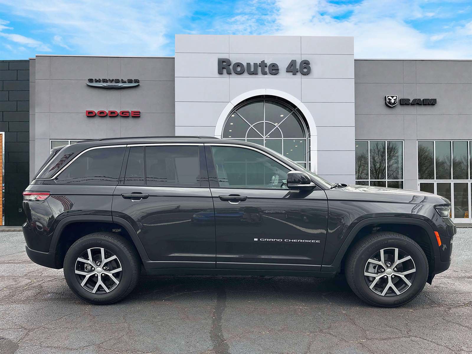 Used 2024 Jeep Grand Cherokee Limited AWD/4WD image 6