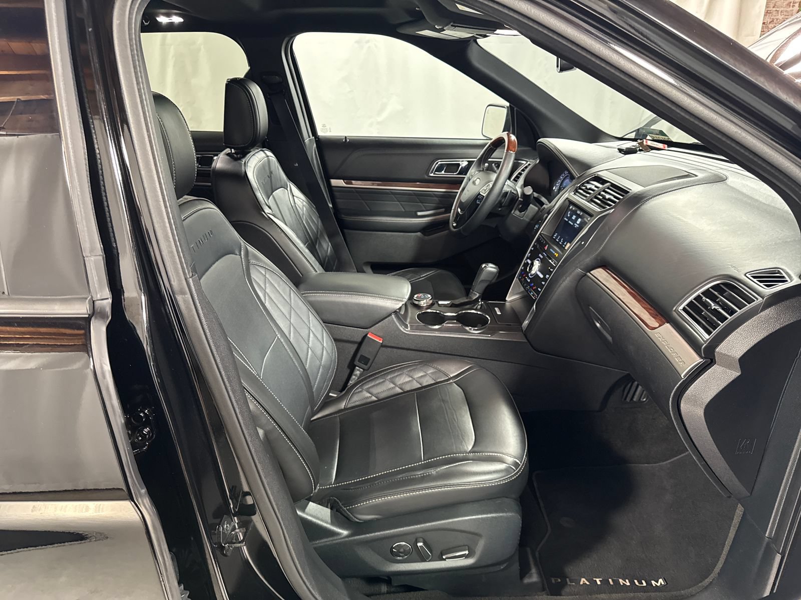 Used 2018 Ford Explorer Platinum AWD/4WD image 29