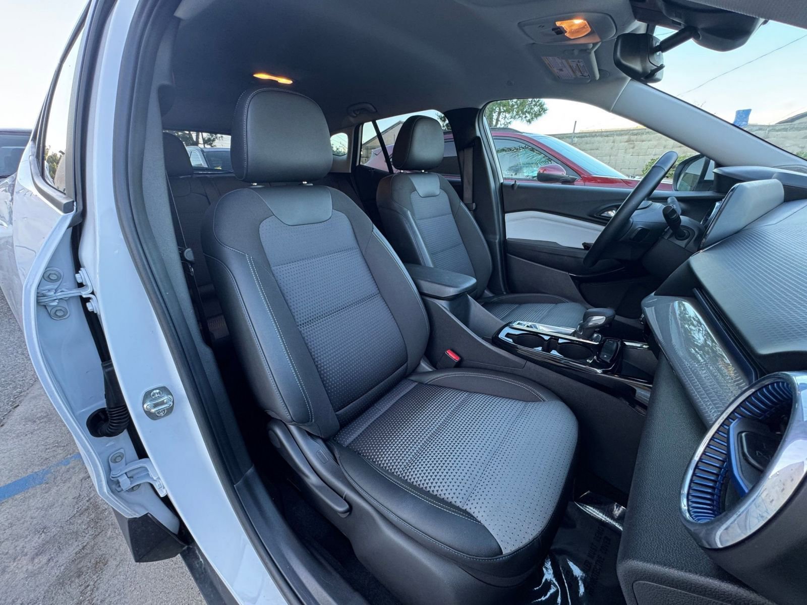 Used 2025 Chevrolet Trax LT w/ LT Convenience Package image 36