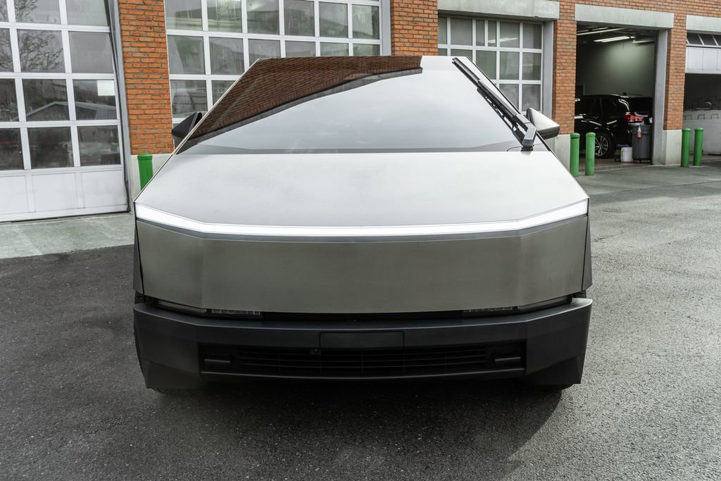 Used 2024 Tesla Cybertruck AWD Crew Cab image 32