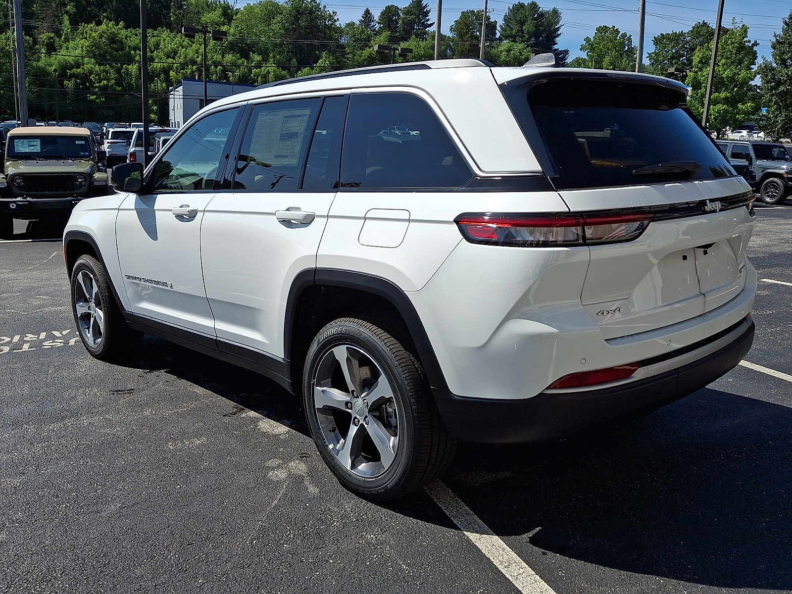 New 2026 Jeep Grand Cherokee Limited w/ Trailer Tow Package AWD/4WD image 4
