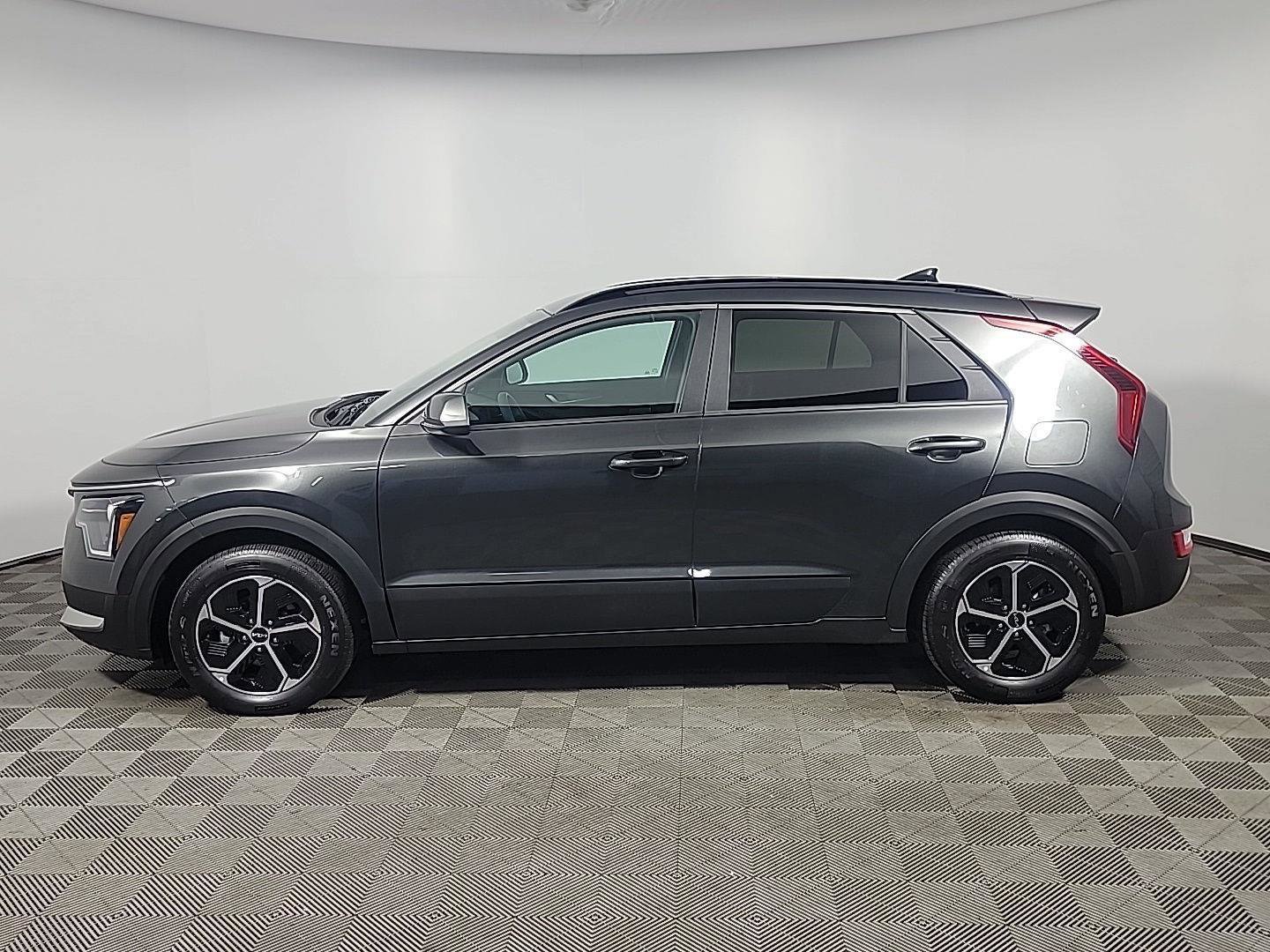 Used 2025 Kia Niro LX image 11