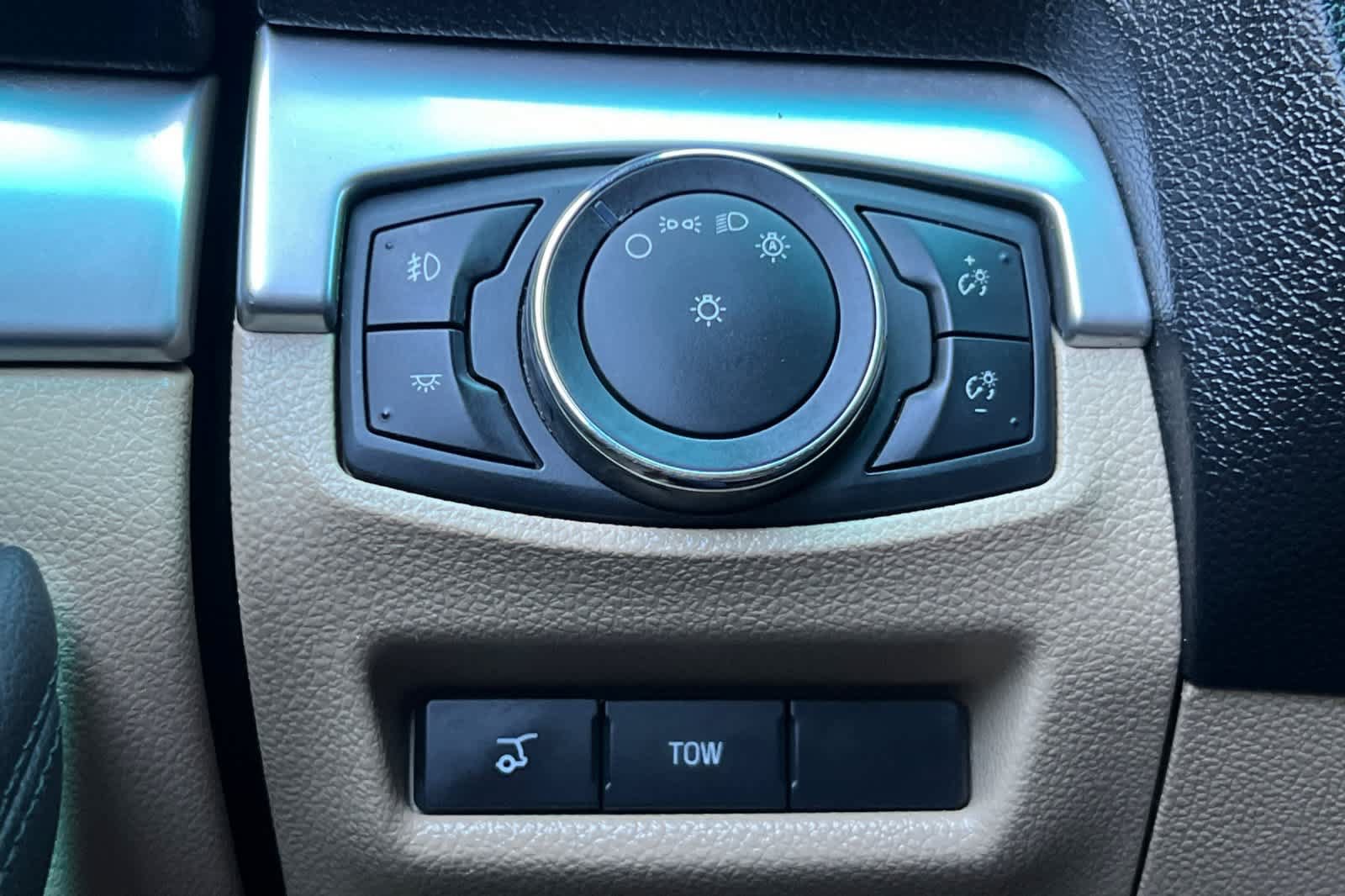 Used 2016 Ford Explorer XLT w/ Equipment Group 202A AWD/4WD image 31