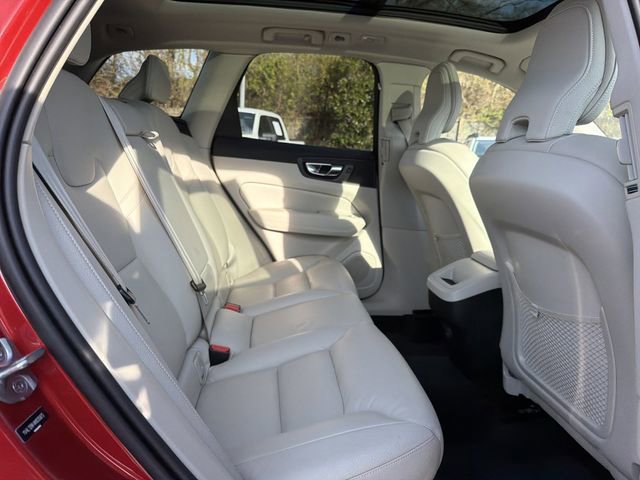 Used 2022 Volvo XC60 B5 Momentum image 17
