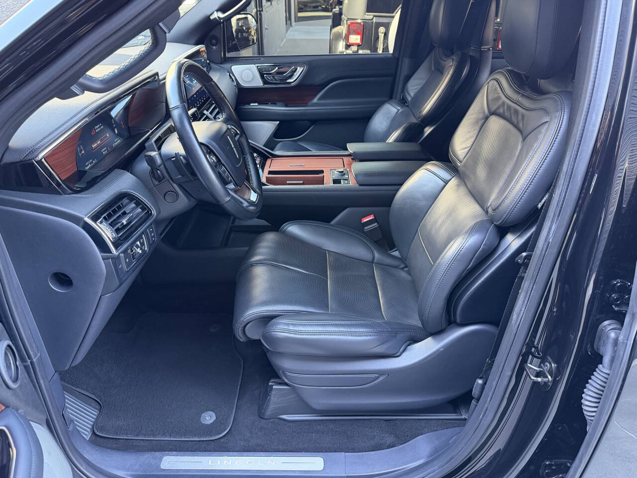 Used 2022 Lincoln Navigator Reserve AWD/4WD image 16